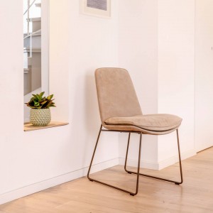 chaise élégante en tissu ou cuir